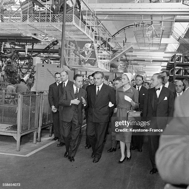 Le Prince Rainier et la Princesse Grace de Monaco accompagnés par Monsieur Dreyfus, PDG de la Régie Renault, visitent l'usine Renault de Flins,...