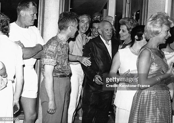 Picasso quittant l'exposition de la Galerie Madoura à Cannes, France le 7 juillet 1963.