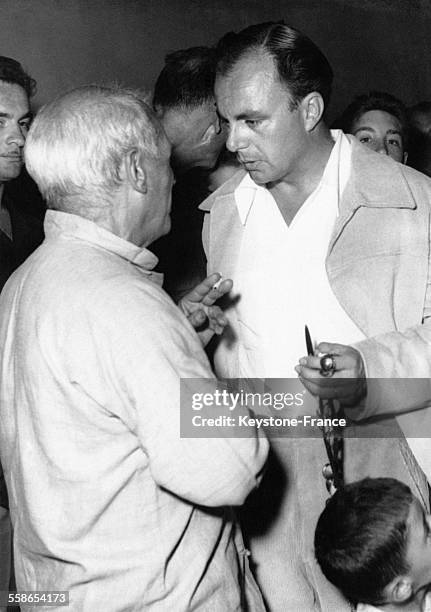 Picasso s'entretenant avec le Prince Ali Khan venu visiter son exposition à Vallauris, France le 23 juillet 1951.