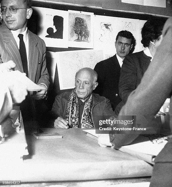 Picasso photographié à la vente annuelle du Comité national des Ecrivains au Vel d'Hiv à Paris, France le 30 octobre 1954.