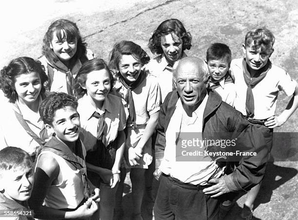 Picasso entourés de jeunes enfants d'une colonie de vacances, en France en 1954.
