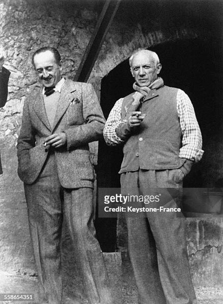Picasso et son ami Georges Ramier devant l'entrée de la poterie de Vallauris, France.