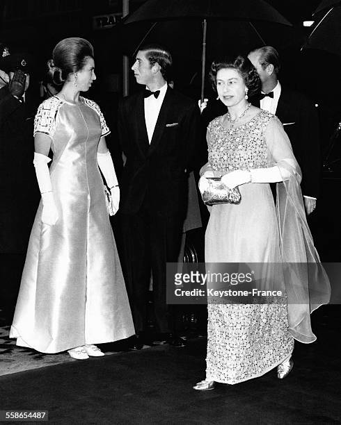 La Reine Elisabeth II accompagnee du Prince Charles et de la Princesse Anne arrivent pour assiter a un gala de charite, le 19 novembre 1970 a...