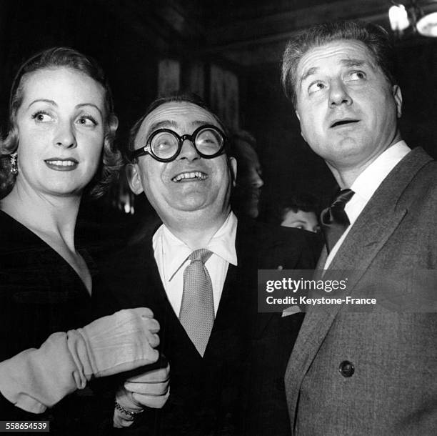 Ecrivain et realisateur Marcel Achard entoure des acteurs Danielle Darrieux et Claude Dauphin pour celebrer la sortie du film 'Jean de la Lune', a...