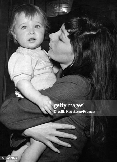 Juliette Greco et sa fille Laurence, le 22 mars 1955.