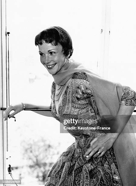 Françoise Arnoul photographiée à son arrivée à l'Hôtel Savoy à Londres, Royaume-Uni le 18 mai 1955.