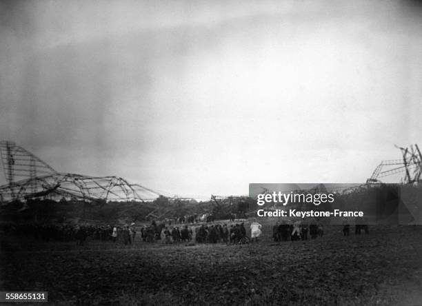 Vue de la catstatrophe du R101, le dirigeable qui s'est écrasé entraînant la mort de 48 personnes, à Beauvais, France le 5 octobre 1930.