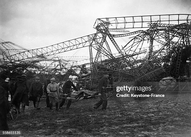 Vue de la catstatrophe du R101, le dirigeable qui s'est écrasé entraînant la mort de 48 personnes, à Beauvais, France le 5 octobre 1930.