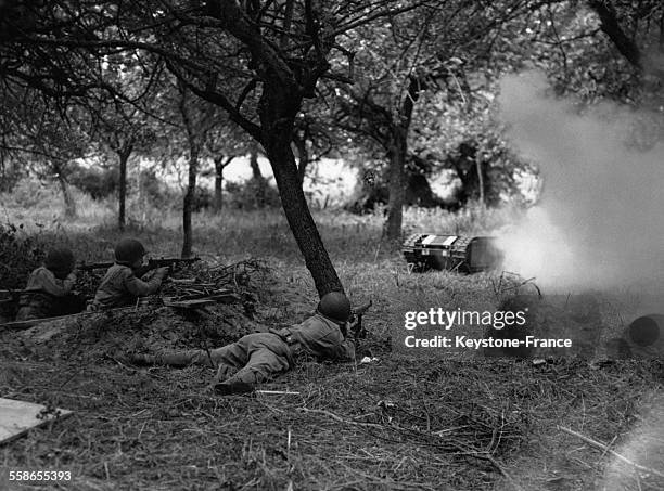 Durant la bataille de Normandie, un mini tank 'Hanneton' rempli d'explosifs est envoyé par les allemands sur les troupes américaines qui tentent de...