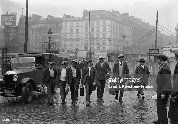 Depart d'un groupe de jeunes hommes pour le service miltaire, à la Gare de l'Est, a Paris, France, circa 1930.