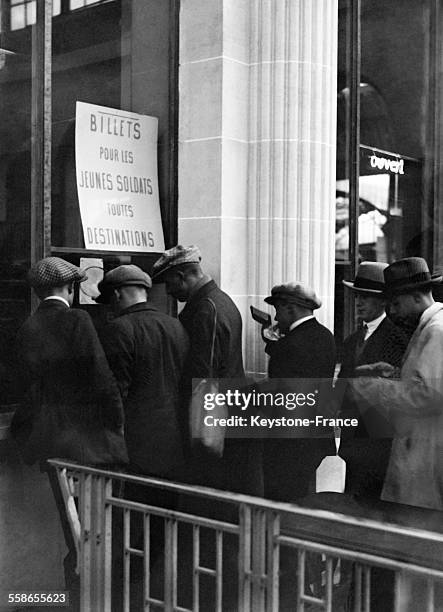 Guichet delivrant des billets de train reserves aux jeunes soldats faisant leur service miltaire, à la Gare de l'Est, a Paris, France, circa 1930.