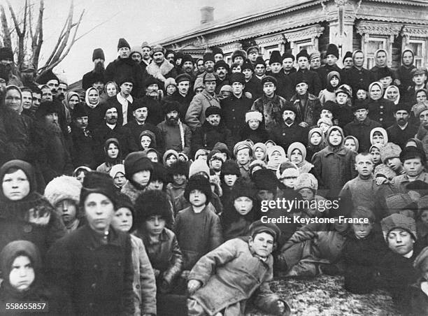 Lénine et Nadejda Kroupskaïa entourés de villageois à Kashino, Russie le 14 novembre 1920.