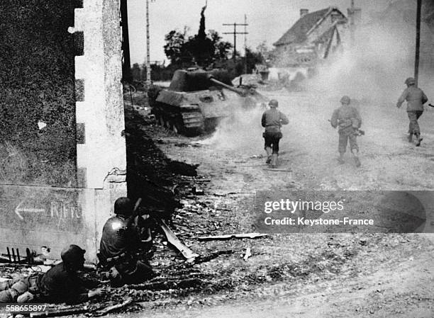 Bazookas s'attaquant à un char allemand qui barre le chemin en juin 1944 en Normandie, France.