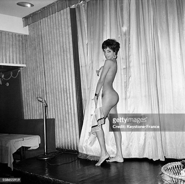 Féline',la reine du strip-tease sur le plateau de la Boule Blanche à Paris, France le 16 décembre 1959.