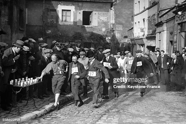 La 'Course des vieux jetons', epreuve humoristique organisee par la Commune Libre de Montmartre consistant a faire le tour de la place du Tertre en...
