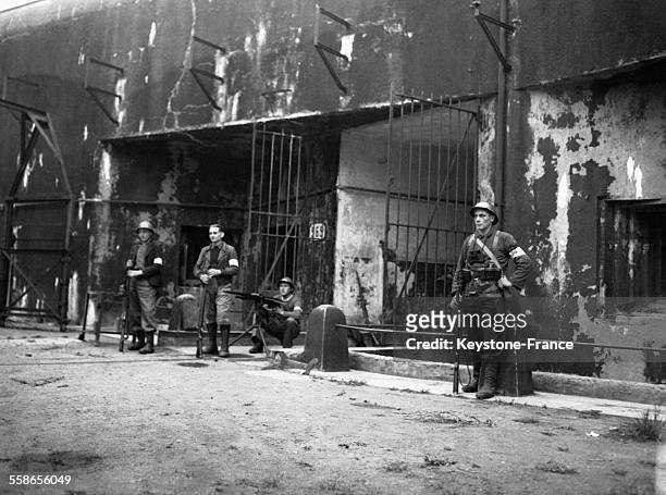 Des soldats français devant l'entrée d'un blockhaus en béton qui amène à une forteresse souterraine, le 18 mai 1944 en France.