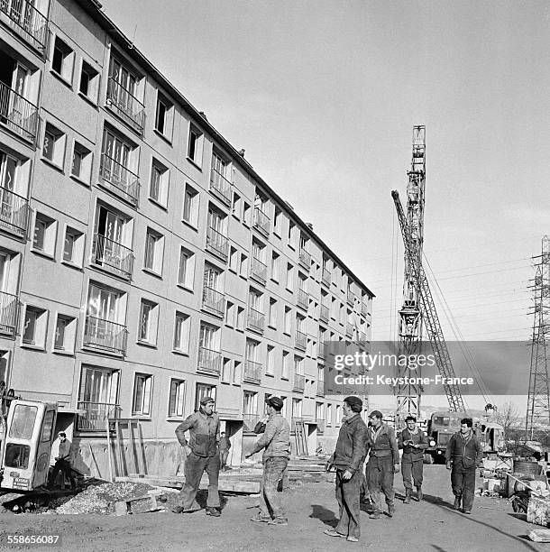 Vingt ouvriers ont bâti en neuf jours cet immeuble de quatre étages destiné à deux cents personnes et fait de 1208 éléments préfabriqués, rue Henri...