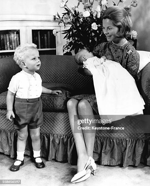 La Duchesse de Kent tient sa fille, Lady Helen Windsor, âgée de quelques semaines, dans ses bras à son domicile sous le regard attentif de son fils...