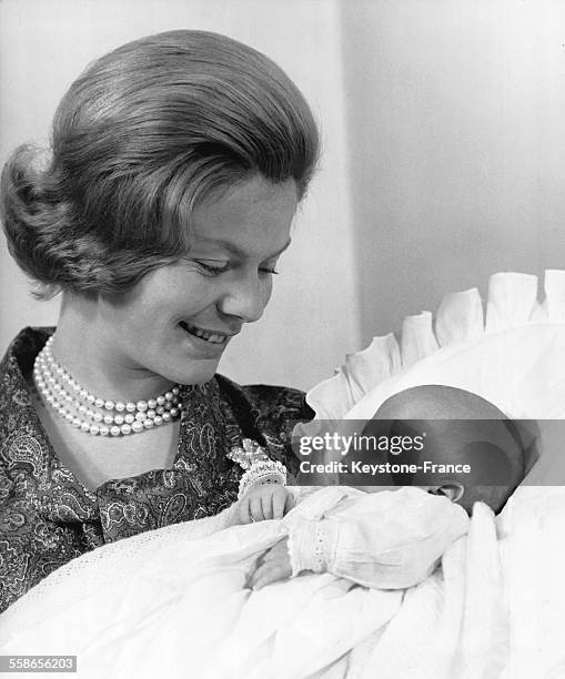 La Duchesse de Windsor tient dans ses bras son fils aîné George Windsor, Comte de Saint-Andrews, âgé de trois semaines à son domicile de Coppins le...