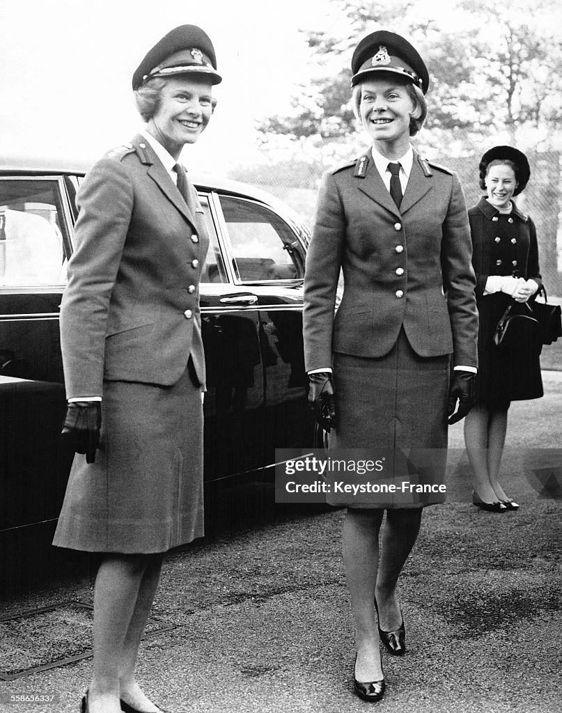 La Duchesse de Kent visite un camp militaire féminin