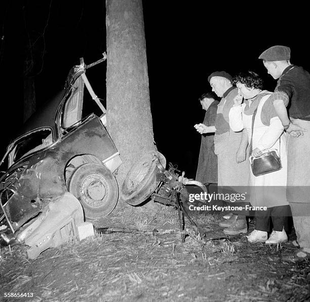 Voici le débris de la voiture d'Albert Camus après son accident de la route dans l'Yonne, France le 4 janvier 1960.