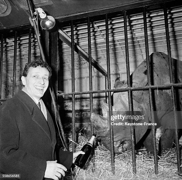 Jean-Louis Barrault, présent à la grande journée de l'ESSEC, baptise un rhinocéros dans la cour de l'Institut catholique de Paris, France le 21...