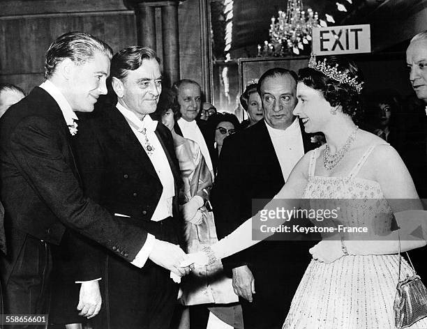 Acteur Peter O'Toole serre la main a la reine Elisabeth II lors de la premiere du film 'Lawrence d'Arabie' a l'Odeon Leicester Square a Londres,...