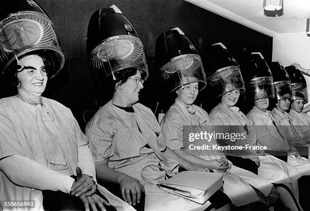 Les sept gagnantes de la grande cagnotte, concierges et femmes de menage, se font coiffer au salon de coiffure de l'Hotel Grosvenor, palace de la...