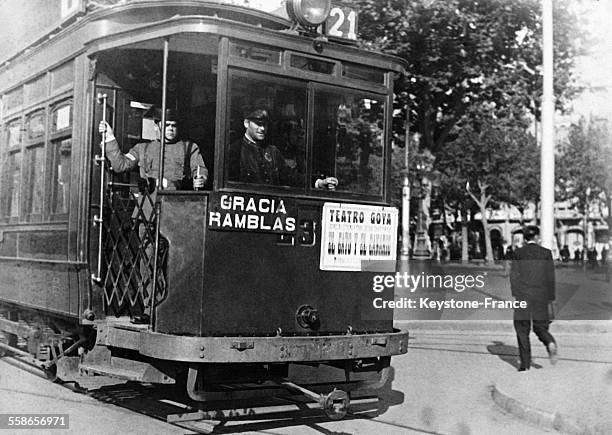 Un garde accompagne le conducteur d'un tramway à Barcelone, Espagne le 22 novembre 1930.