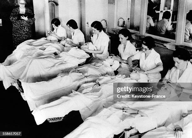 Dans cet 'Hopital', des jeunes filles servent de modeles a l'industrie cosmetique en testant des produits de beaute, le 29 juillet 1933 a Los...