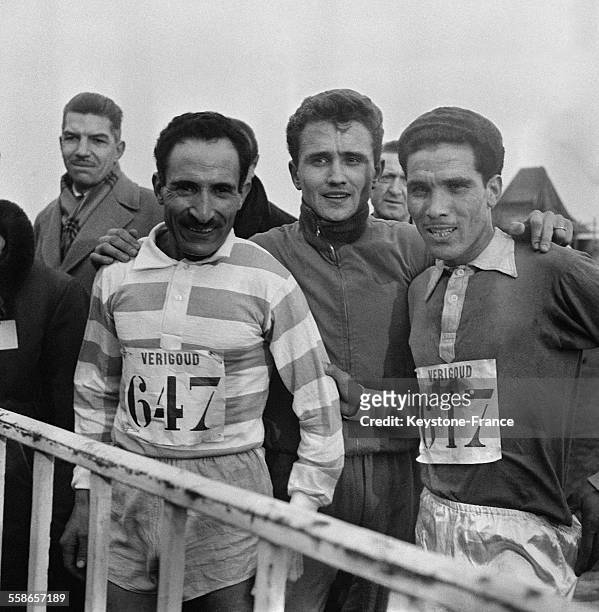 Michel Jazy, vainqueur de la course, photographié à l'arrivée avec Chiclet et Mimoun, à Maisons-Laffitte, France le 14 février 1960.