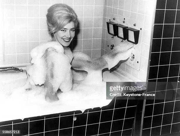 Femme dans son bain.