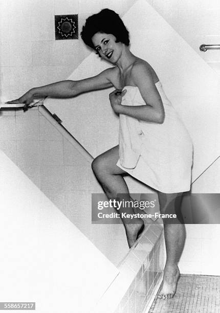 Femme entrant dans son bain pour un moment de detente.