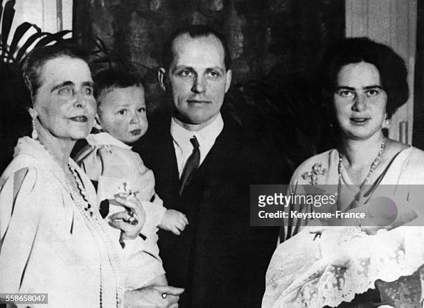 Ceremonie du bapteme avec de gauche a droite la reine Marie de Roumanie, l'archiduc Antoine avec son premier ne l'archiduc Stephane et la princesse...