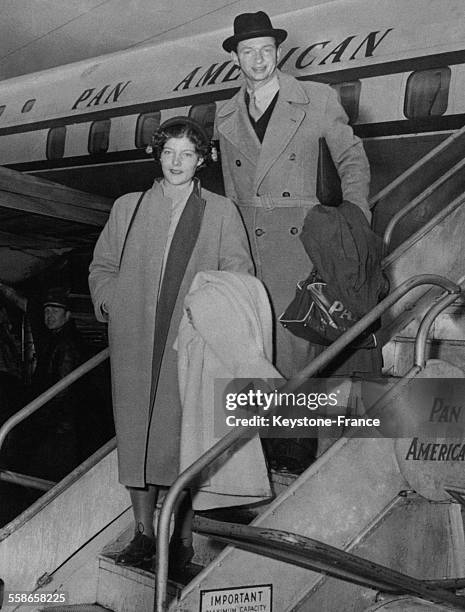 Archiduc Felix de Habsbourg et la Princesse Anne-Eugenie d'Arenberg, apres leur mariage a Nice, debutent leur lune de miel, le 24 novembre 1952 a New...