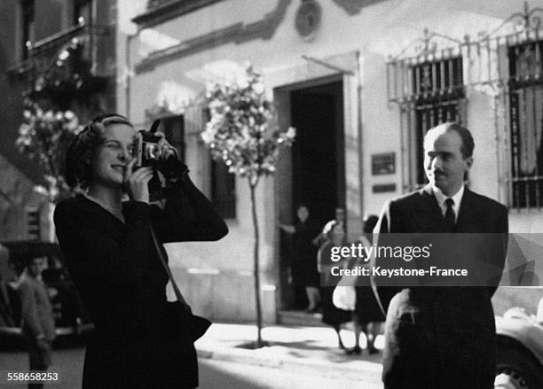 Le prince Otto de Habsbourg et sa fiancee la princesse Regina de Saxe-Meiningen visitant Seville, Espagne, le 29 mars 1951.