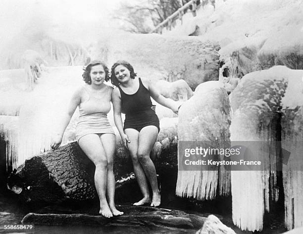 Deux Américaines posent en maillot de bain sur les rives glacées du lac Erie, près de stalactites, le 15 décembre 1930 à Cleveland, OH.