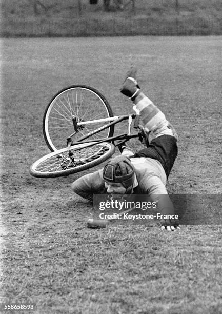 Le gardien de but de Arsenal, Tubby Hugo, tombe de son vélo alors qu'il tente de stopper la balle lors d'un match de polo à bicyclette au Selhurst...