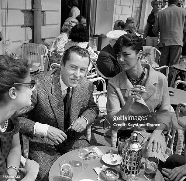 Le célèbre peintre Bernard Buffet en compagnie de son épouse Annabel à une terrasse de café pendant le XIIIe festival de Cannes, France le 6 mai 1960.
