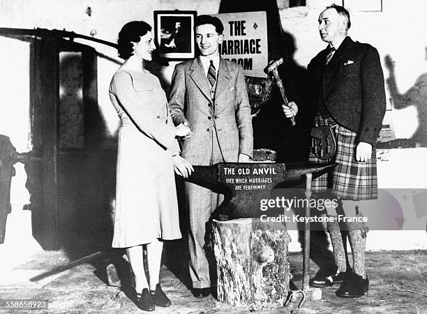 Fred Collas, jeune Anglais de 22 ans et Vivienne Adis, fille d'un magistrat égyptien, photographiés devant l'enclume d'un village écossais en...