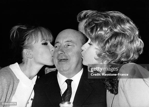 Les comédiennes francaises Suzy Delair et Dany Saval embrassent le réalisateur Marcel Carné lors d'une réception au studio de cinéma d'Epinay pour...