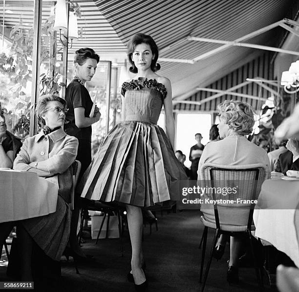 Mode romantique en soie vert cru de Chloé, à Paris, France le 18 juillet 1960.