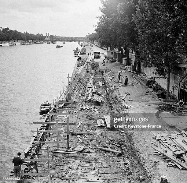 Vue général des travaux sur les quais de la Seine pour améliorer la circulation routière, à Paris, France le 14 juin 1960.