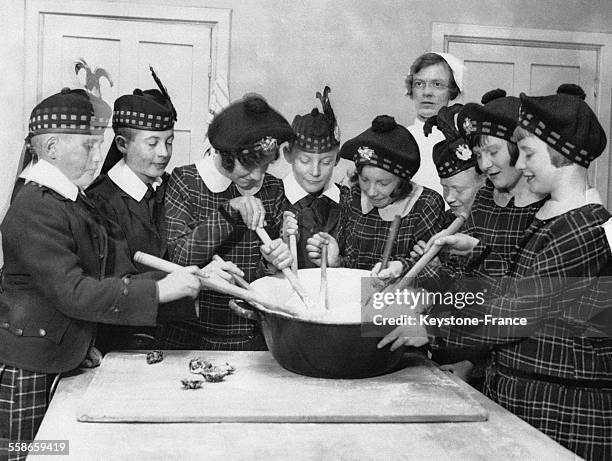 La Caledonian School, les enfants préparent le gâteau de Noël, à Bushey, Ecosse, Royaume-Uni le