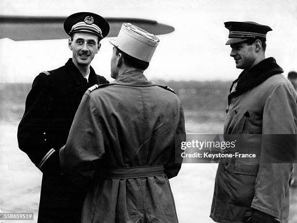 Philippe de Gaulle, fils du Général de Gaulle, de retour des Etats-Unis, discute avec des officiers à sa descente d'avion le 13 décembre 1945, à...