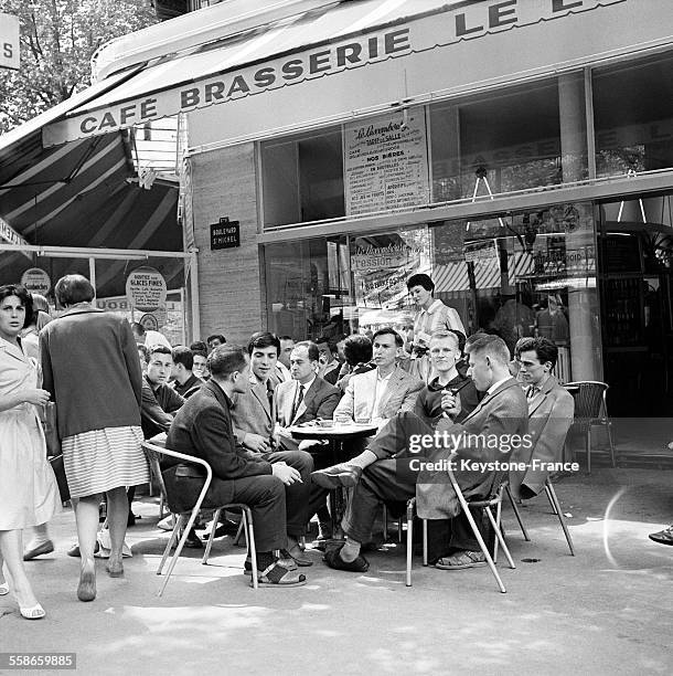 Etudiants à une terrasse de café boulevard Saint-Michel à Paris, France en 1960.