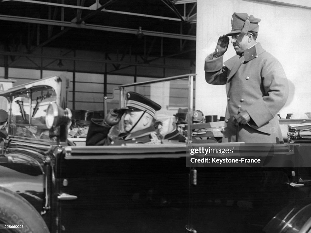 Le Roi Amanullah arrive à l'aérodrome de Berlin