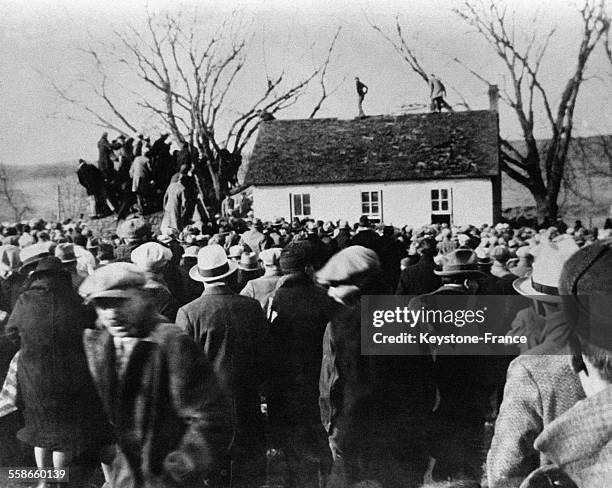 La foule rassemblée devant l'école où le Noir, accusé d'avoir violé l'institutrice blanche, est attaché avant d'y mettre le feu, à Maryville ,...