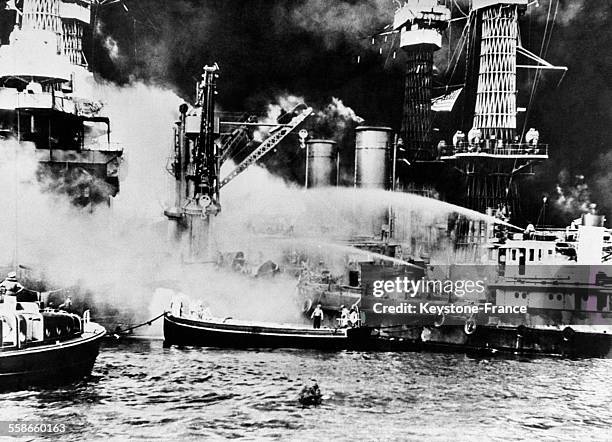 Incendie du croiseur américain 'West Virginia' touché par les bombes japonaises à Pearl Harbor, Etats-Unis en 1941.