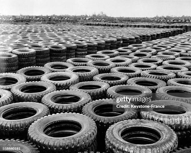 Dépôt de pneus sur une plage de Normandie, France pour pouvoir répondre aux besoins des ateliers de réparation des véhicules de l'armée, circa 1940.